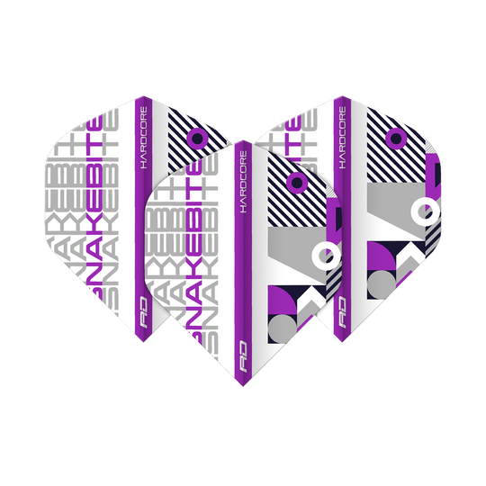 TF6661_Red_Dragon_Hardcore_Snakebite_WhitePurple_Standard_Flights_1BhQ4Kn0iOooG7 Das Bild zeigt drei Dartflights des Modells "Red Dragon Hardcore Snakebite White Purple Standard". Die Flights sind weiß mit lila und grauen Akzenten sowie auffälligem, modernem Design.