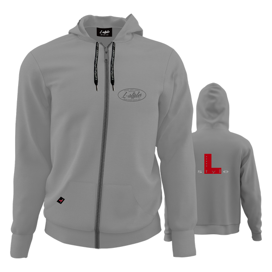 L-Style Hoodie - Grey Der "L-Style Hoodie - Grau" ist ein grauer Kapuzenpullover mit Reißverschluss und schwarzem Kordelzug. Auf der Vorderseite befindet sich ein dezentes Logo, auf dem Rücken ein großes rotes "L" mit dem Schriftzug "style".