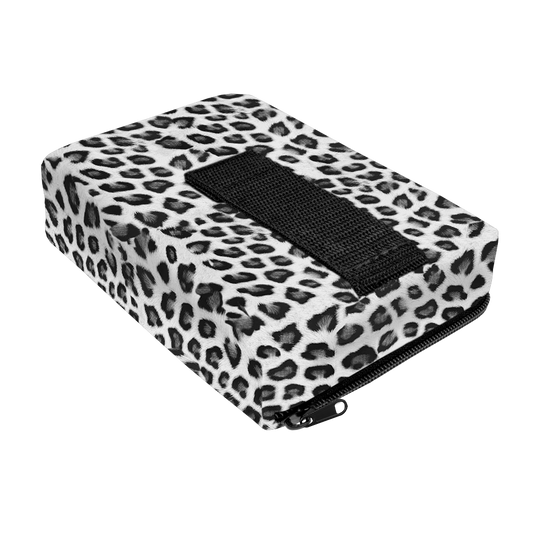 704_The_Pak_Dartcase_LeoPak_Leopard_3_Grau Dies ist das Produkt "The Pak Dartcase - Leo Pak". Das Etui hat ein auffälliges Leopardenmuster und einen schwarzen Reißverschluss.