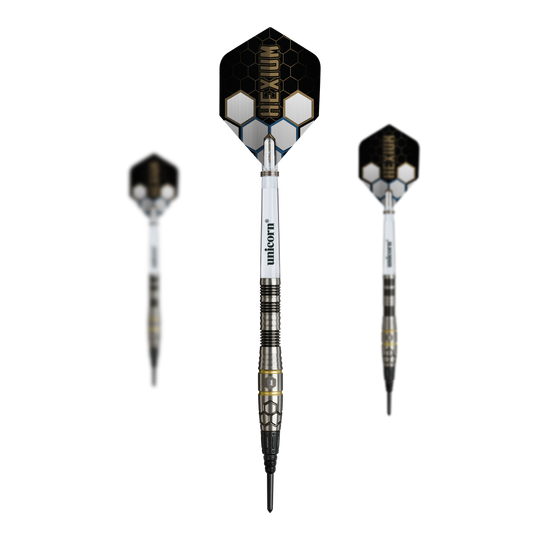 Unicorn Hexium Style 01 Black & Gold Soft Darts - 22g Dieses Set zeigt die Unicorn Hexium Style 01 Black & Gold Softdarts - 22g als Set. Perfekt für Spieler, die ein passendes, abgestimmtes Dart-Set suchen.