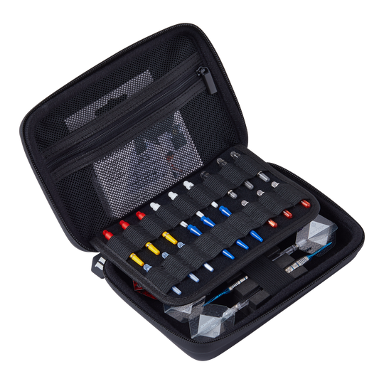 Unicorn Ultra 3UP Medium Dart Case - Black Das Bild zeigt das Produkt "Unicorn Ultra 3UP Medium Dartcase - Schwarz". Das Dartcase ist geöffnet und ordentlich mit verschiedenen Dartzubehörteilen und Darts bestückt.