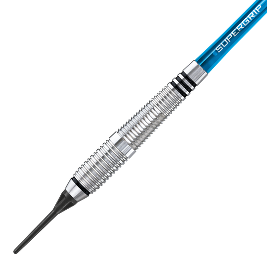 HA13968_Harrows_Blaze_Style_A_Softdarts_2 Das Bild zeigt einen Harrows Blaze Style A Softdart mit einem Gewicht von 18 Gramm. Der Dart hat einen silbernen, geriffelten Barrel und einen blauen Schaft mit der Aufschrift "Supergrip".