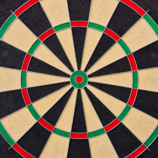 Unicorn Eclipse Smartboard steel dartboard Das Bild zeigt eine Steeldart-Scheibe mit den klassischen Farben Schwarz, Beige, Rot und Grün. Es handelt sich um das Produkt "Unicorn Eclipse Smartboard Steeldartboard".