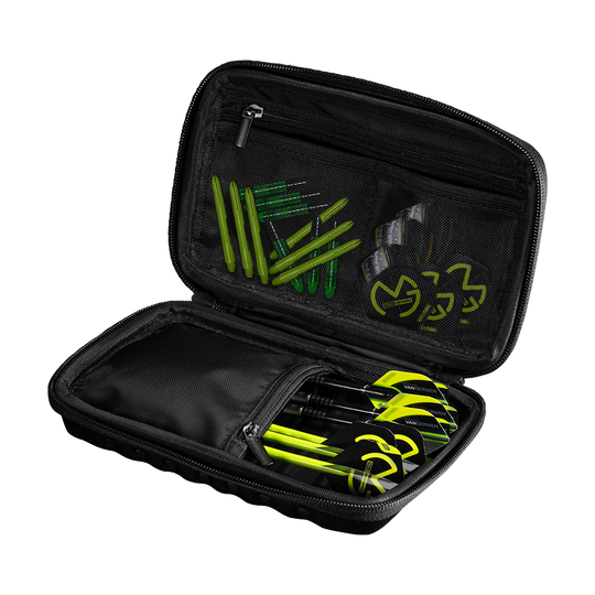 8331_Winmau_MvG_Tour_Edition_Dartcase_2 Das Bild zeigt das Winmau MvG Tour Edition Dartcase, das geöffnet ist. Im Inneren befinden sich mehrere Darts und Zubehörteile, wie Flights und Shafts, ordentlich sortiert.