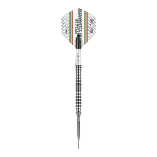 Winmau Willie OConnor Steel Darts - 23g Das Bild zeigt einen Winmau Willie O'Connor Steeldart mit 23g Gewicht. Der Dart hat ein silbernes, geriffeltes Barrel und ein Flight mit orangenen, grünen und schwarzen Streifen.