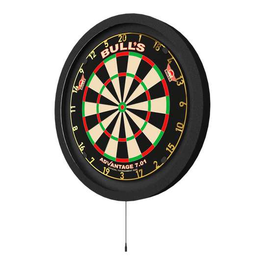 Bulls NL Lumo 2 Light Surround Lighting System Das Bild zeigt ein Bulls NL Lumo 2 Light Surround Beleuchtungssystem an einer Dartscheibe. Das Beleuchtungssystem sorgt für eine gleichmäßige Ausleuchtung des Dartboards.