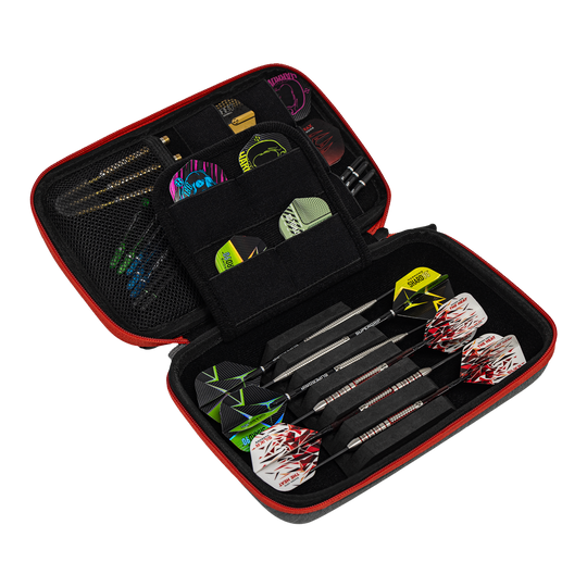 Harrows Smart Case XL dart wallet In diesem Bild ist ein offenes Dart-Etui zu sehen, das mehrere Darts und Zubehörteile enthält. Das Etui ist schwarz mit rotem Rand und bietet verschiedene Fächer für Flights und Ersatzteile.