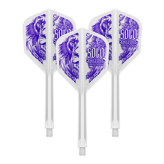 Auf dem Bild sind drei Dartflights mit Shafts zu sehen. Sie sind transparent mit einem lilafarbenen Löwenmotiv und dem Schriftzug "SOLO".