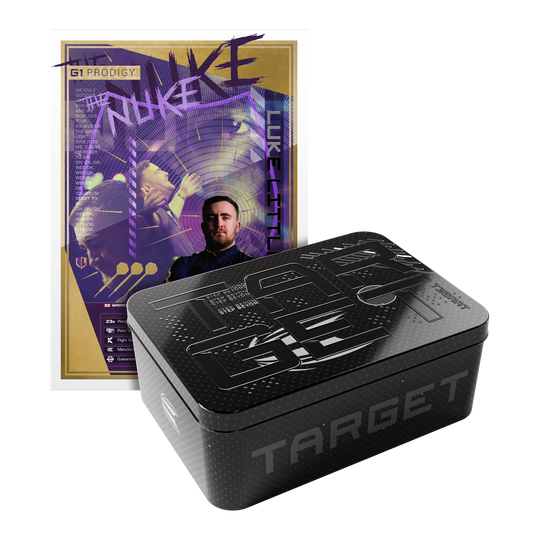 Target Luke Littler GEN1 Prodigy Swiss Point Steel Darts Das Bild zeigt eine Verpackung der "Target Luke Littler GEN1 Prodigy Swiss Point Steeldarts". Im Hintergrund ist ein farbenfrohes Poster mit dem Bild eines Dartspielers zu sehen.
