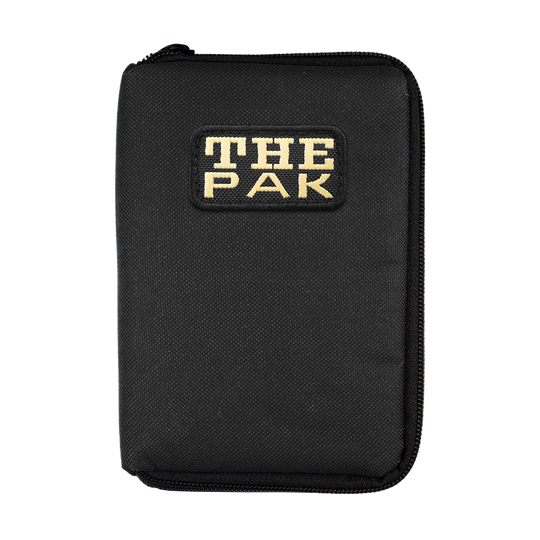 705TP_The_Pak_Dartcase_Schwarz_1 Das Bild zeigt ein schwarzes Etui mit einem Reißverschluss, auf dem "THE PAK" steht. Es handelt sich um das Produkt "The Pak Dartcase".