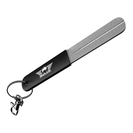 Bulls NL Hand Sharpener Sharpening Stone Abgebildet ist der Bulls NL Hand Sharpener Schleifstein, ein Werkzeug zum Schärfen von Dartspitzen. Man sieht den Schleifstein aus einer anderen Perspektive.