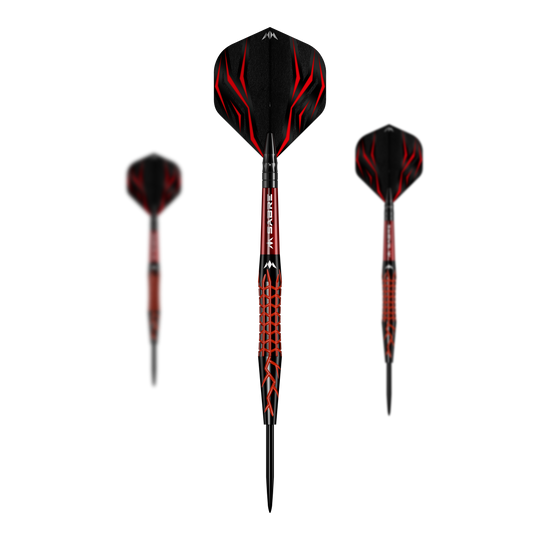 Mission Lava Steeldarts Das Bild zeigt die Mission Lava Steeldarts mit einem auffälligen roten und schwarzen Design. In der Mitte ist ein Dartpfeil von vorne zu sehen, während links und rechts seitliche Ansichten dargestellt sind.