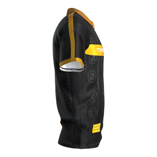 Zu sehen ist das Target Adrian Lewis Dartshirt 2026. Es ist ein spezielles Sportshirt für Dartspieler.