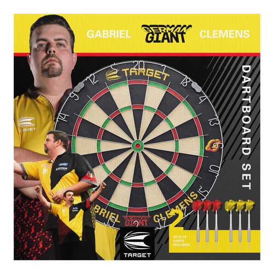 Target Gabriel Clemens steel dartboard set Das Bild zeigt das "Target Gabriel Clemens Steeldartboard Set" mit einem großen Dartboard in der Mitte. Rechts unten sind zwei Sets von Darts abgebildet, und im Hintergrund sieht man Bilder von Gabriel Clemens.