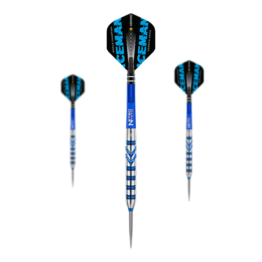 Red Dragon Gerwyn Price Blue 90% steel darts Das Bild zeigt drei Steeldarts des Modells "Red Dragon Gerwyn Price Blue 90%". Die Darts sind überwiegend blau und silber mit auffälligen blauen Flights.