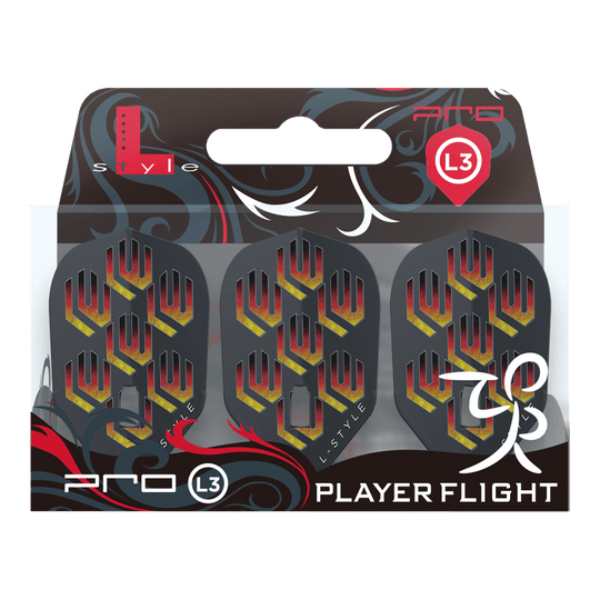 L-L-Styleukas Wenig V1 Black L3PRO Flights Das Bild zeigt die "L-Style Lukas Wenig V1 Black L3PRO Flights" in ihrer Verpackung. Die Flights sind schwarz mit einem rot-gelben Muster und dem Schriftzug "L-Style".