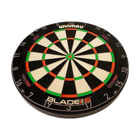 3032_Winmau_Blade_6_TripleCore_Steeldartboard_2_PDC Das Bild zeigt das Winmau Blade 6 TripleCore Steeldartboard. Die Dartscheibe hat ein klassisches Design mit schwarzen, weißen, roten und grünen Segmenten.