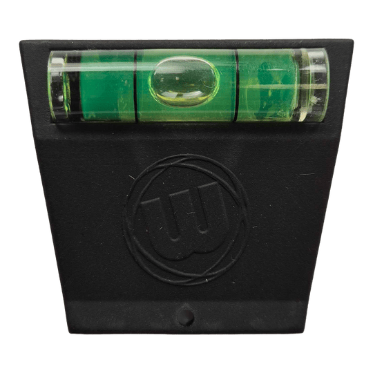 Zu sehen ist das Winmau Blade X Fixing Set Wandbefestigung. Das Set wird verwendet, um ein Dartboard stabil an der Wand zu befestigen.