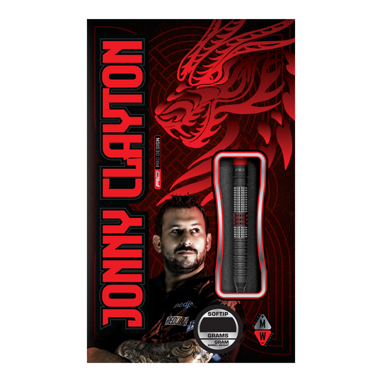 Red Dragon Jonny Clayton Hiraeth Soft Darts - 20g Die Abbildung zeigt die Verpackung der „Red Dragon Jonny Clayton Hiraeth Softdarts - 20g“. Auf der Vorderseite sind der Dart, ein Porträt von Jonny Clayton und ein roter Drachen als Design-Element zu sehen.