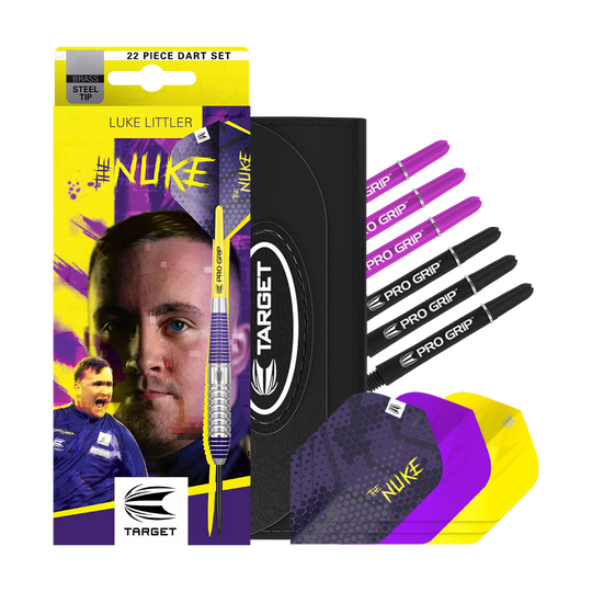 Target Luke Littler Brass Steel Darts - 22g Das Bild zeigt das Produkt "Target Luke Littler Brass Steeldarts - 22g" mit buntem Verpackungsdesign. Im Set sind verschiedene Dartflights, Schäfte und eine praktische Aufbewahrungstasche enthalten.