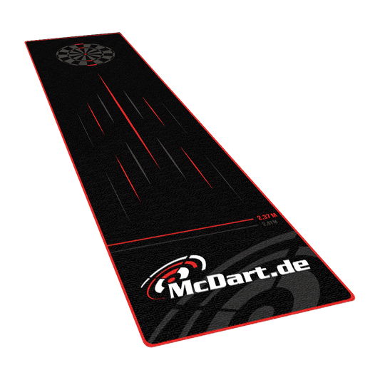 McDart Tops Dartteppich Auf dem Bild ist der McDart Tops Dartteppich zu sehen. Der Teppich ist schwarz mit roten Akzenten und hat ein großes McDart.de-Logo sowie Markierungen für die Abwurflinie.