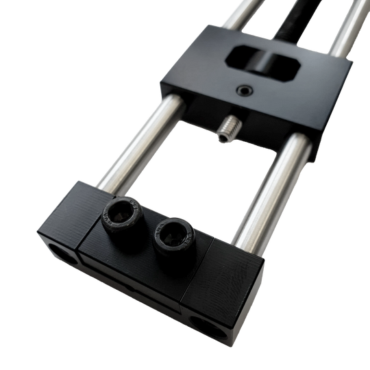 McDart Repointer Pro Das Bild zeigt das Produkt "McDart Repointer Pro" mit einem robusten Metall- und Kunststoffaufbau. Es besteht aus zwei parallel verlaufenden Stangen und mehreren verschraubten Elementen.