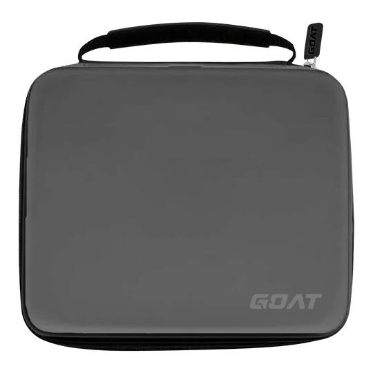 GOAT Locker XXL Dart Wallet Auf dem Bild ist ein graues Etui mit einem Griff und einem Reißverschluss zu sehen. In der rechten unteren Ecke befindet sich das Logo „GOAT“.