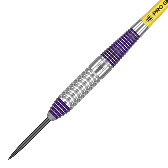 Target Luke Littler Brass Steel Darts - 22g Das Bild zeigt einen Target Luke Littler Brass Steeldart mit einem Gewicht von 22g. Der Dart hat silberne und violette Rillen am Griff sowie eine gelbe Beschriftung am Schaft.