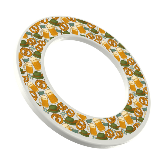 McDart Beer Festival Dartboard Surround Das Bild zeigt das Produkt McDart Bierfest Dartboard Surround. Es ist ein runder Schutzring für Dartboards im Bierfest-Stil.