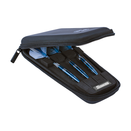 HRT-12275_Harrows_Ace_Dartcase_2O7AF3k41DTRl3 Das Bild zeigt ein schwarzes Harrows Ace Dartcase, das geöffnet ist. Im Inneren befinden sich drei blaue Darts ordentlich eingelegt.