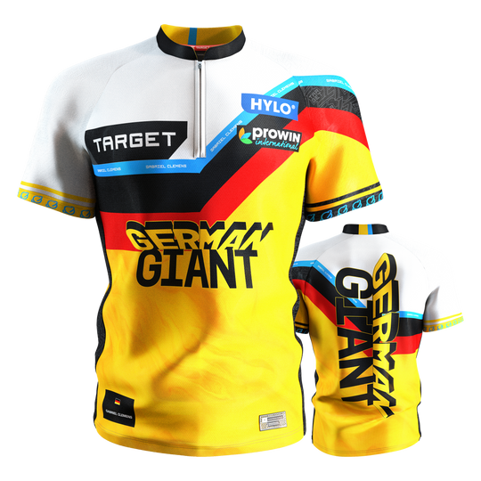 Das Bild zeigt das "Target Coolplay Gabriel Clemens 2025 Dartshirt" in gelb, schwarz, rot und weiß mit auffälligen Grafiken und Sponsorenlogos. Auf Vorder- und Rückseite steht in großen Buchstaben "German Giant".