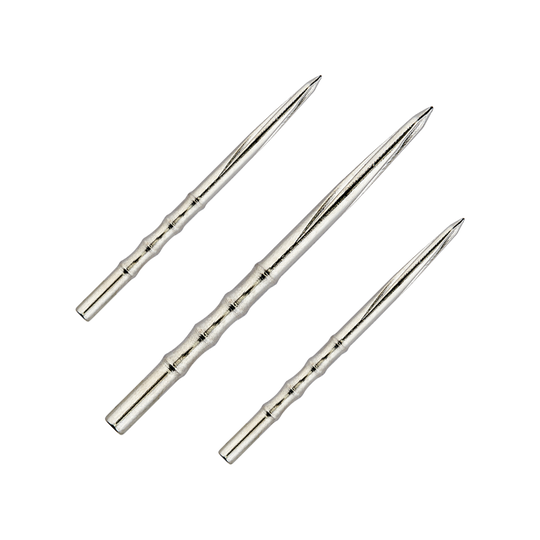 Unicorn Volute Scalloped Steel Dart Tips Das Bild zeigt drei silberne Steeldartspitzen der Marke "Unicorn Volute Scalloped". Die Spitzen haben eine glatte, spitz zulaufende Form mit wellenförmigen Vertiefungen.