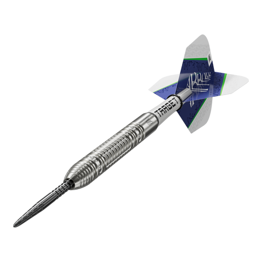 Target Shane McGuirk GEN1 Swiss Point Steel Darts - 23g Das Bild zeigt den Target Shane McGuirk GEN1 Swiss Point Steeldart mit einem Gewicht von 23g. Der Dart hat ein silbernes, geriffeltes Barrel und blaue Flights mit weiß-grünen Akzenten.
