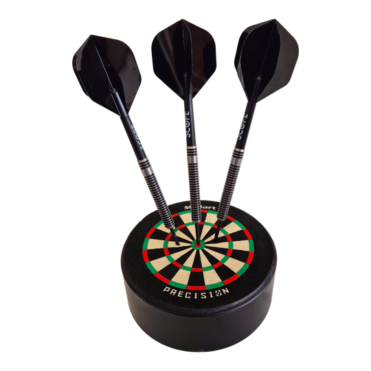McDart Precision Mini Dartboard Dart Holder Das Bild zeigt das Produkt "McDart Precision Mini Dartboard Darthalter" mit drei schwarzen Darts, die im Board stecken. Das Dartboard ist rund und kompakt, ideal als Halter für Dartpfeile.