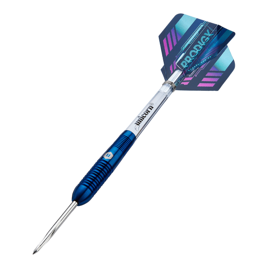 Unicorn Prodigy 02 Torpedo steel darts Das Bild zeigt einen Unicorn Prodigy 02 Torpedo Steeldart. Der Dartpfeil hat ein blaues und silbernes Design mit einer farbigen Flights-Feder am Ende.