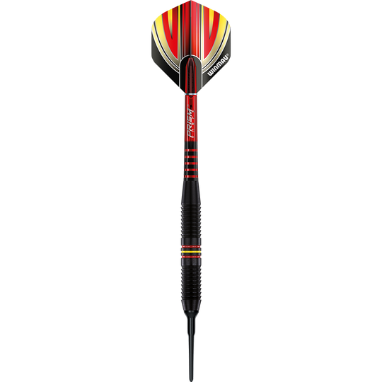 2235-18_Winmau_Outrage_Black_Coated_Brass_Softdarts_15g7cXxolyxMKp Das Bild zeigt einen Winmau Outrage V1 Black Coated Brass Softdart mit einem Gewicht von 18 Gramm. Der Dartpfeil ist schwarz mit roten und gelben Akzenten und hat eine Kunststoffspitze.