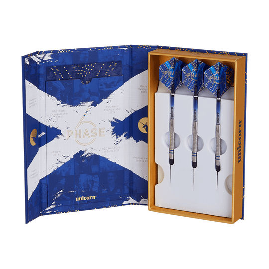 04504_Unicorn_World_Champion_Gary_Anderson_Phase_6_Softdarts_3 Das Bild zeigt ein Set von drei Darts in einer offenen Verpackung. Die Verpackung ist blau-weiß gestaltet und trägt den Schriftzug "Phase 6" sowie den Markennamen "Unicorn".