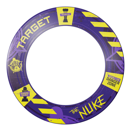 Das Bild zeigt den "Target Luke Littler World Champion 2025 Surround Tor Steeldartboard Bundle". Der Surround ist lila mit gelben Akzenten und auffälligen Schriftzügen wie "The Nuke" und "Danger Zone".