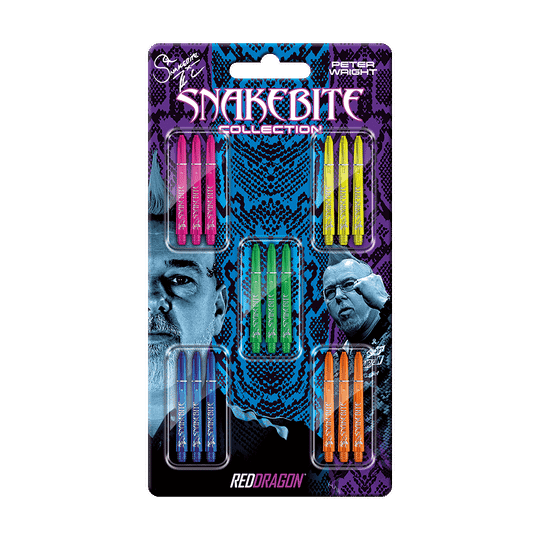 X0803_Red_Dragon_Peter_Wright_Snakebite_Shaft_Card_Medium_1 Das Bild zeigt die Verpackung des Produkts "Red Dragon Peter Wright Snakebite Shaft Card Medium" mit verschiedenfarbigen Dart-Schäften. Auf der Verpackung sind auch Bilder von Peter Wright und ein farbenfrohes Schlangenhautmuster zu sehen.