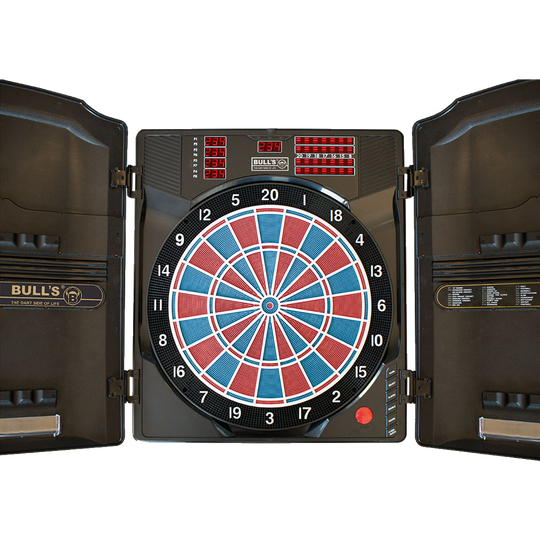 67990_Bulls_Master-Score_RB_Elektronik_Dartboard_1 Das Bild zeigt das Bulls Masterscore RB Elektronik Dartboard mit geöffneten Türen. Das Dartboard hat ein digitales Display und farbige Segmente in Blau, Rot und Weiß.