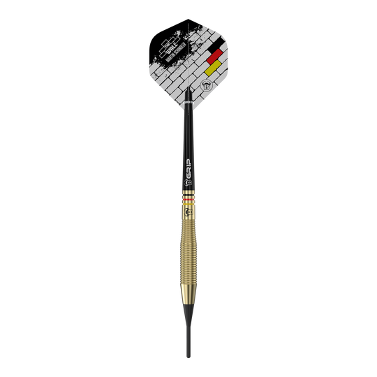 Bulls Martin Schindler The Wall Brass Softdarts - 18g Auf dem Bild ist der Softdart "Bulls Martin Schindler The Wall Brass Softdarts - 18g" zu sehen. Der Dart hat eine goldfarbene Griffzone und ein Flight-Design mit Mauer- und Deutschlandfarben.