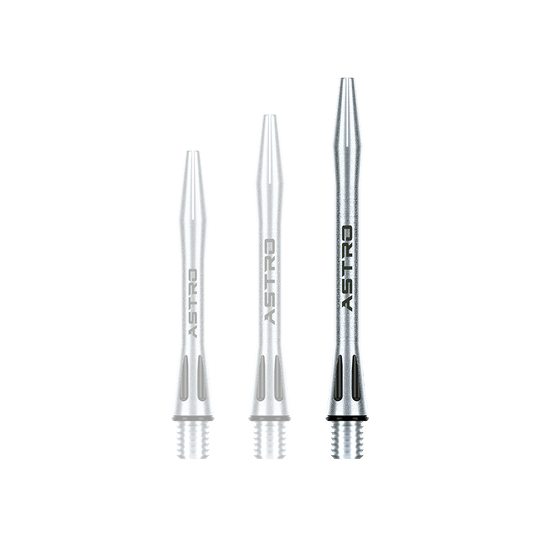 7012-201_Winmau_Astro_Aluminium_Shafts_Schwarz_46mm_1VuuOr3FW29pVL Das Bild zeigt drei silberne Aluminium Shafts für Dartpfeile der Marke Winmau Astro. Auf jedem Shaft steht das Wort "ASTRO" und sie sind in verschiedenen Längen abgebildet.