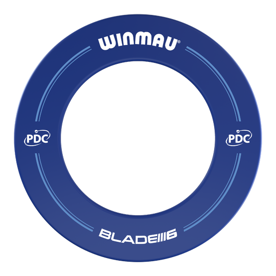 Winmau PDC Dartboard Surround - Blue Das Bild zeigt einen blauen Dartboard-Surround der Marke Winmau mit PDC-Logo. Auf dem Ring stehen die Worte "WINMAU" und "BLADE 6".