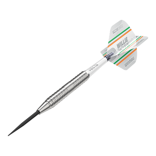 Winmau Willie OConnor Steel Darts - 23g Das Bild zeigt einen silbernen Steeldartpfeil mit dem Namen "Winmau Willie O'Connor Steeldarts - 23g". Auf dem Flight sind grüne und orange Streifen sowie der Name "Willie O'Connor" zu sehen.