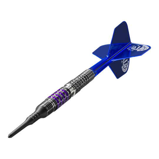 Das Bild zeigt einen modernen Softdart aus der Produktreihe „Target Japan Prime Series Sirius GEN4“ mit einem Gewicht von 21,5g. Der Dart hat ein auffälliges, silber-schwarzes Design mit lila Akzenten und blauen Flights.