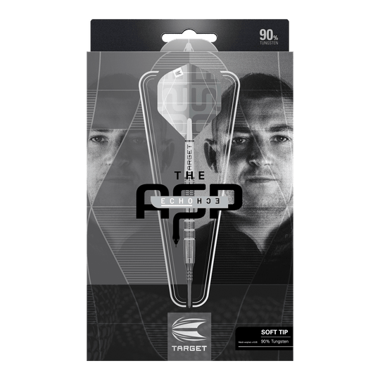 Target Nathan Aspinall X Echo Softdarts - 18g Auf dem Bild ist die Verpackung des Produkts „Target Nathan Aspinall X Echo Softdarts - 18g“ zu sehen. In der Mitte der Verpackung befindet sich ein Softdart mit der Aufschrift „TARGET“ und im Hintergrund sind zwei Gesichter abgebildet.