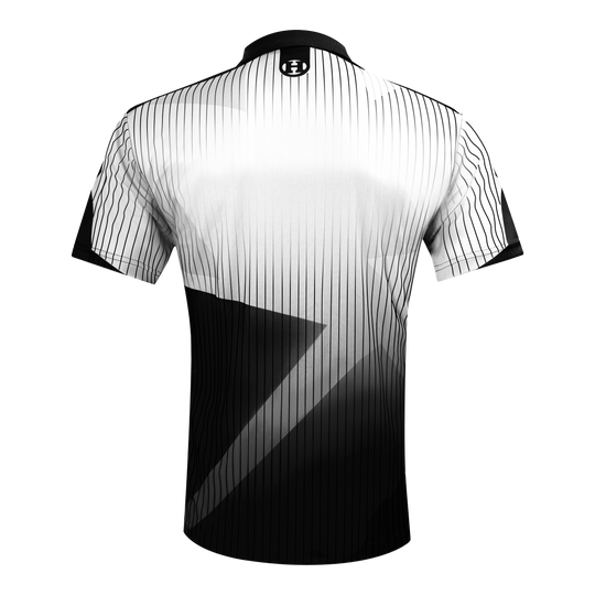 Harrows Shard Dartshirt - Weiß Das Bild zeigt das Harrows Shard Dartshirt in Weiß. Das Shirt hat ein modernes Design mit schwarzen Linien und einem auffälligen geometrischen Muster.