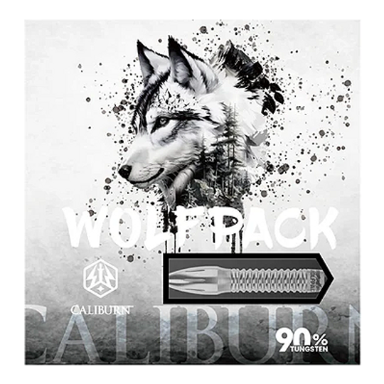 Caliburn Wolfpack W4 steel darts - 20g Das Bild zeigt die Verpackung der Caliburn Wolfpack W4 Steeldarts mit einem Wolf-Design. Auf der Verpackung steht, dass die Darts 20g wiegen und aus 90% Tungsten bestehen.
