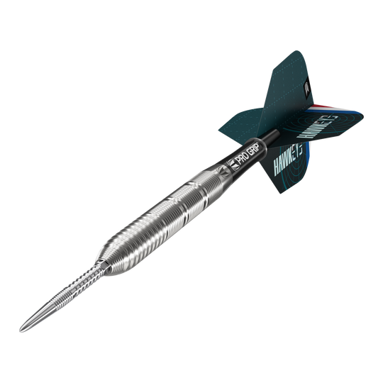 Das Bild zeigt einen Target Kevin Doets GEN1 Swiss Point Steeldart mit 23g Gewicht. Der Dartpfeil hat einen silbernen, geriffelten Barrel und moderne Flights in Blau und Schwarz.