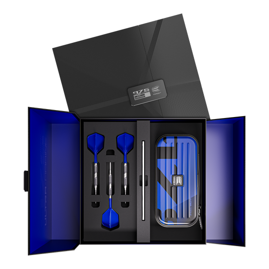 Das Bild zeigt ein elegantes Dart-Set mit drei blauen Steeldarts, sorgfältig in einer Geschenkbox angeordnet. Rechts befindet sich ein passendes Etui im gleichen blauen Design.
